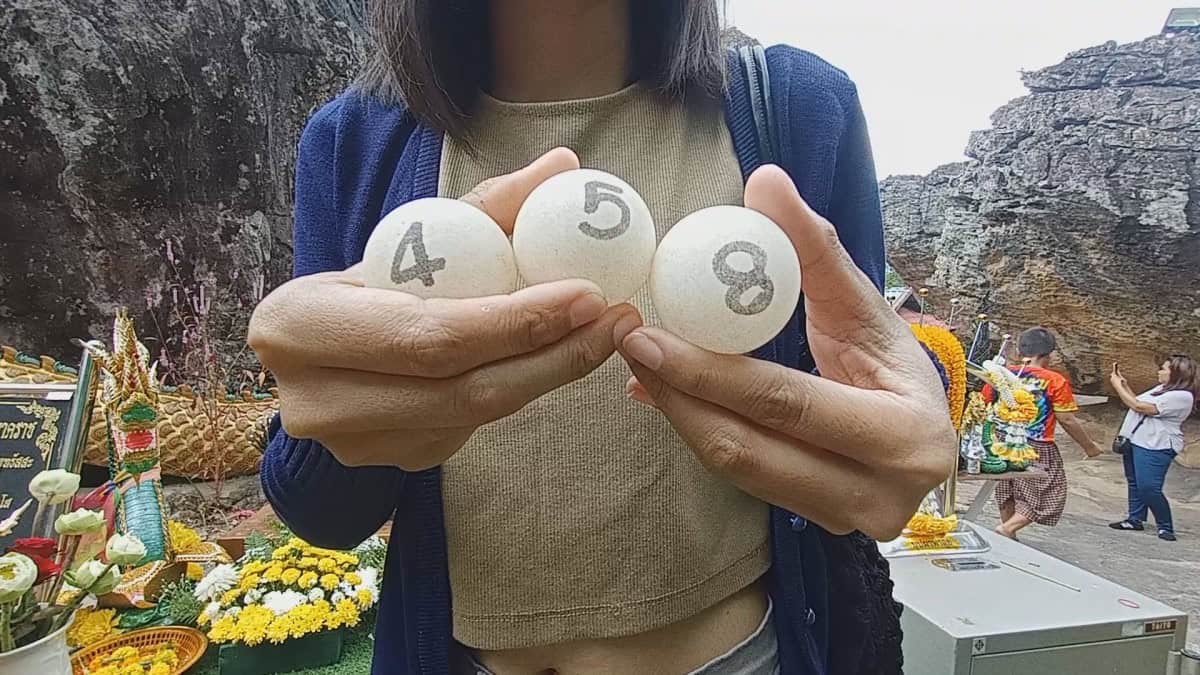 จุดธูปขอโชคปู่มุจลินท์